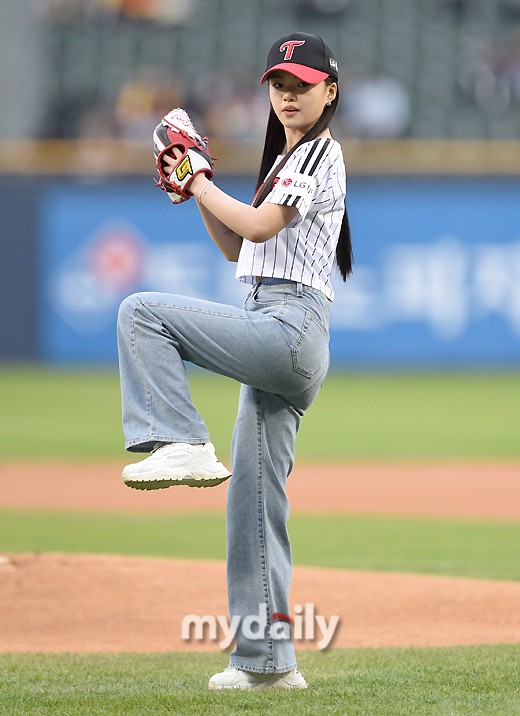 【PokerStars】韩国女艺人金诗雅担任职业棒球比赛开球嘉宾