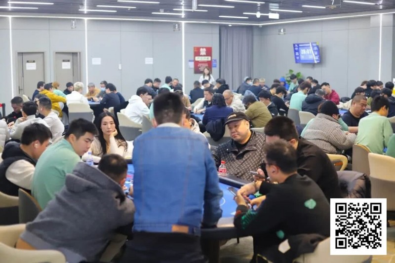 【扑克之星】长沙阳光月赛首日 | 当扑克月赛遇上圣诞季，冬日点燃牌手热情！DAY1A组共320人次参赛，刘欢领衔39人晋级下一轮