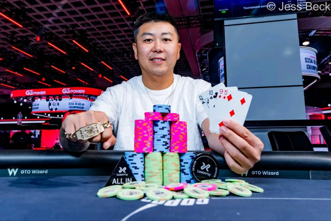 【扑克之星】2026 WSOP | 王阳勇夺$5,000底池限额奥马哈冠军，拿下首条金手链