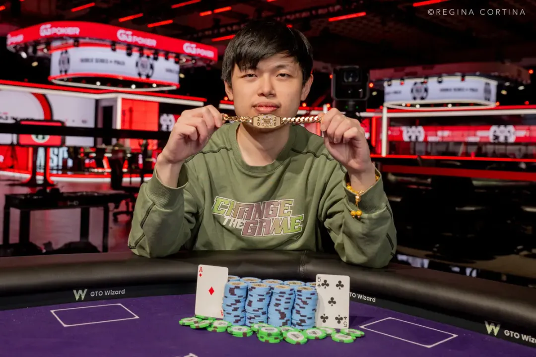 【扑克之星】生涯首进WSOP奖励圈即登顶!华人博士生Honghao Zhang斩获$1500六人桌金手链