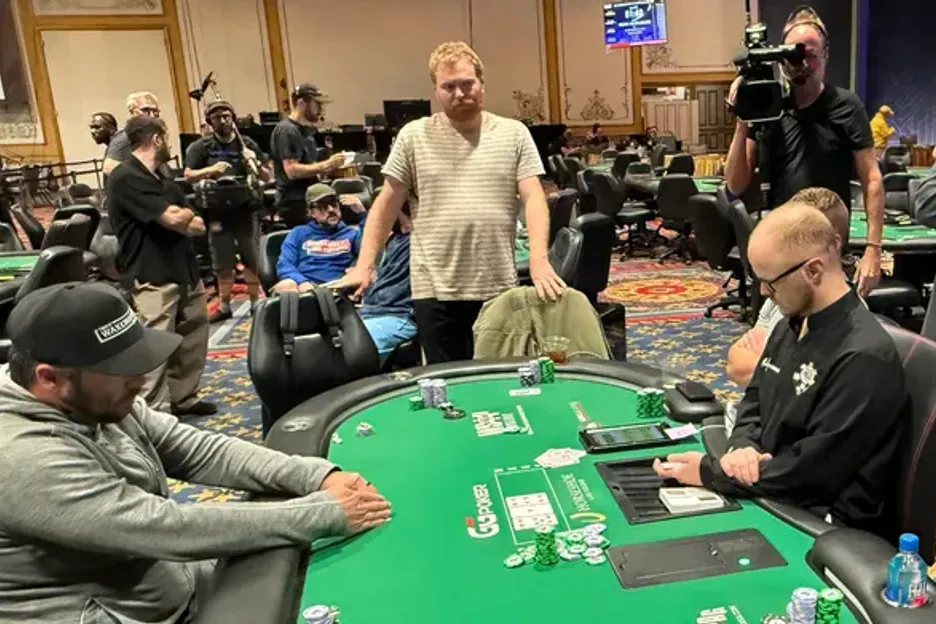 【扑克之星】WSOP主赛事“拖时间门”:为躺赚2万美金,他磨了整整17分钟