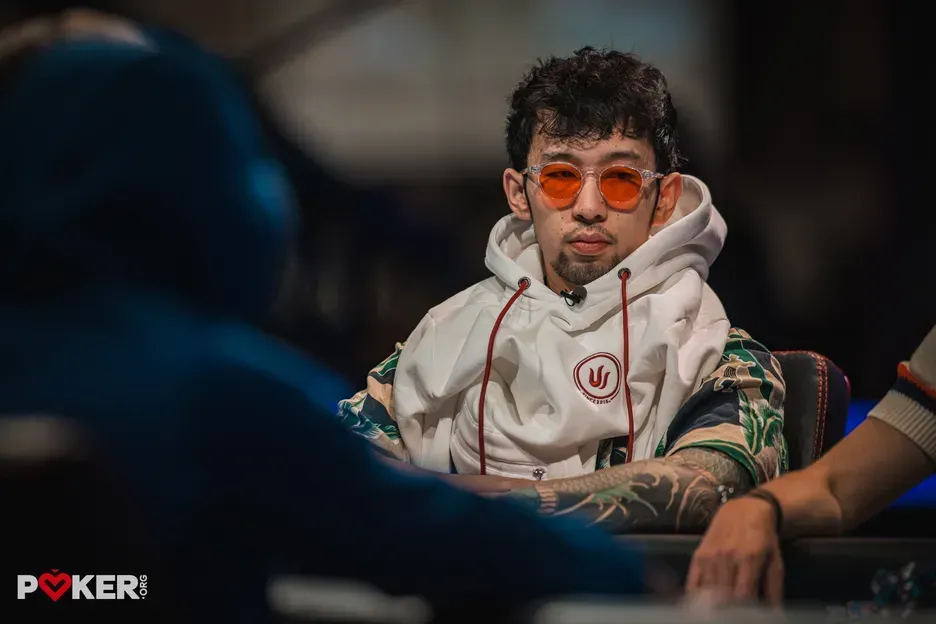 【扑克之星】从倒数第二杀到正数第二!Han Feng身披粉色羽毛“真空”上演WSOP主赛FT首日大逆袭