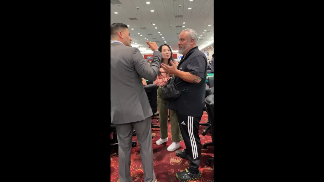 【扑克之星】规则书遇上荒诞剧：他坐错位置，全下了别人的记分牌并输掉，然后整个扑克圈吵翻了